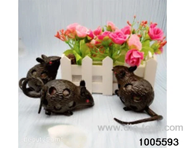 Mouse discharge ball in display box